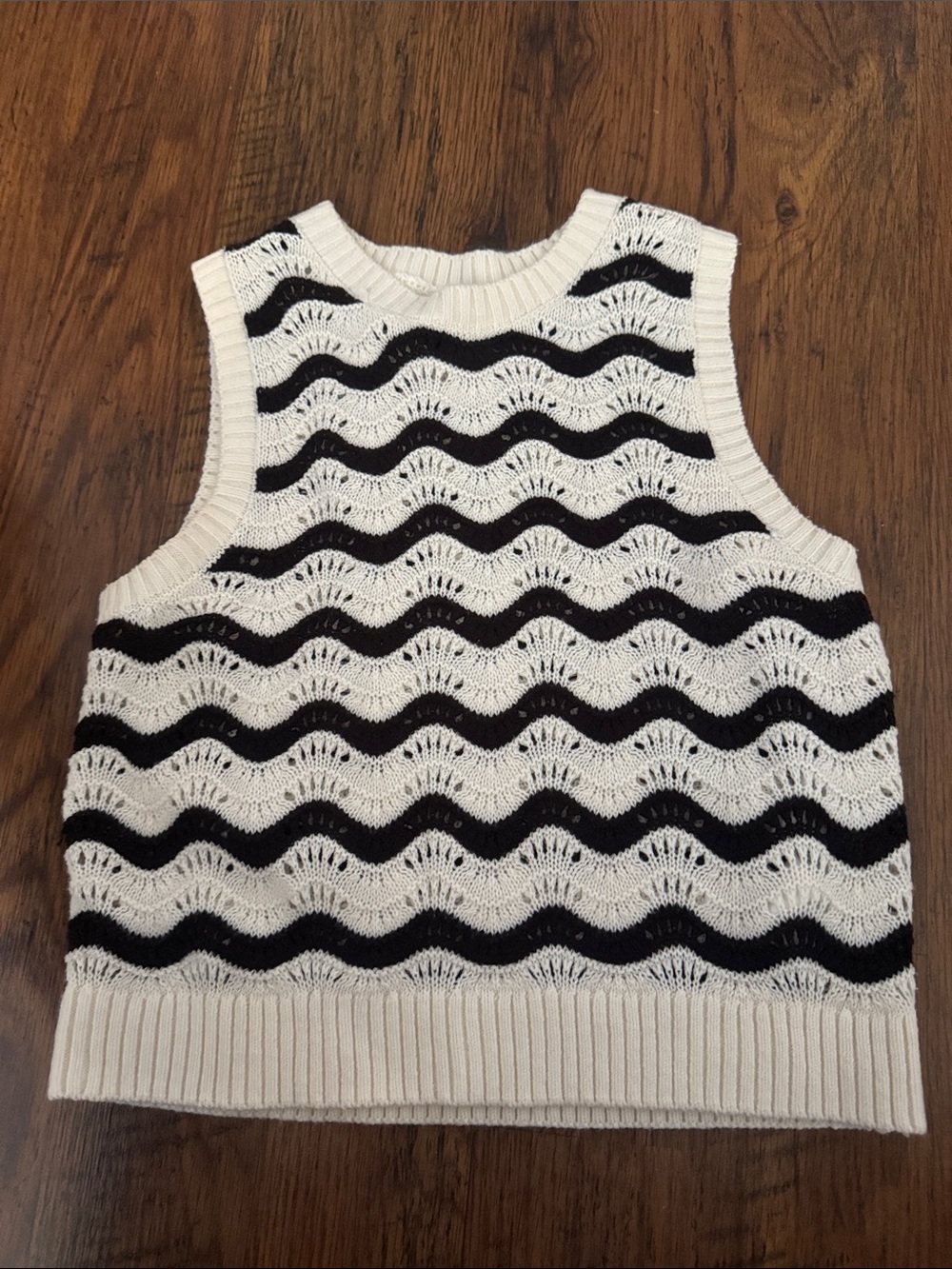 Sleeveless Wave Knit Sweater Vest - White and Black 11.T